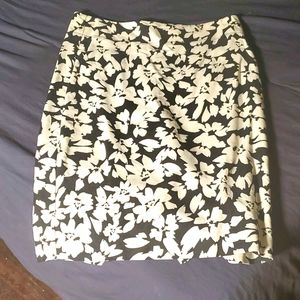 Loft black & white flowered pencil skirt size 4